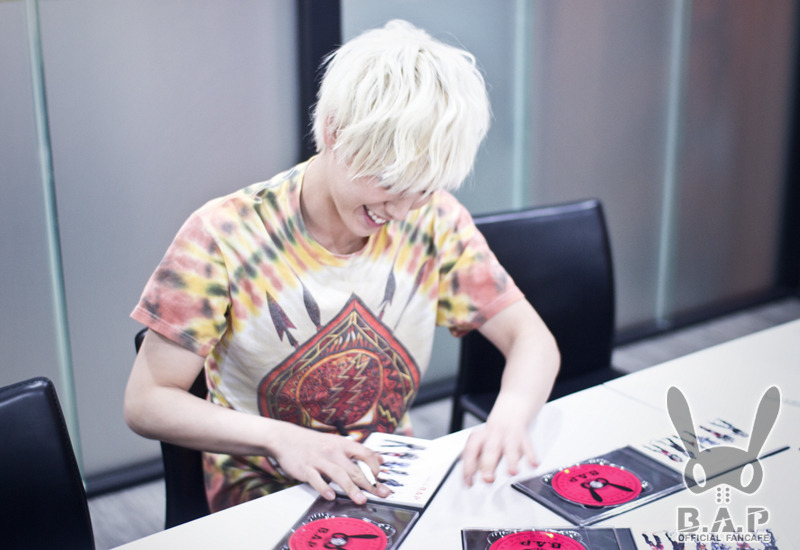 120228 B.A.P signing CD's 1751D7454F4CADC81FFAA9
