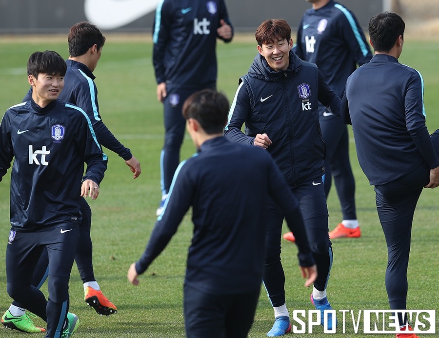 오늘자 굳은 표정으로 회복 훈련하는 축구대표팀 | 인스티즈