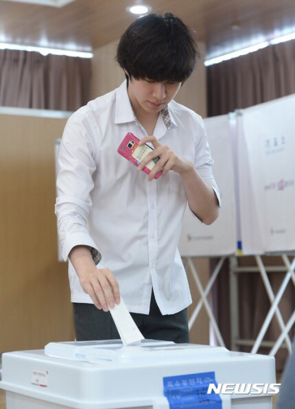 교복 입고 투표하는 사람.jpg | 인스티즈