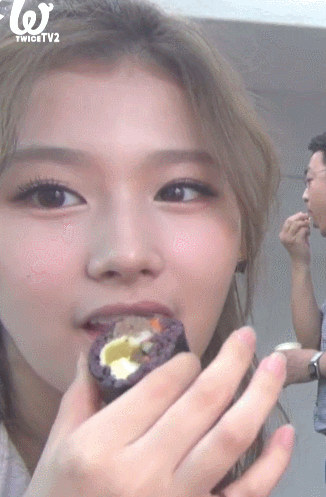 김밥 먹는 사나짱 | 인스티즈