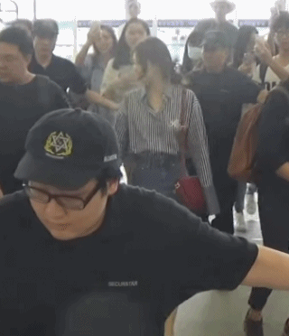 정신없는 공항에서 팬들 편지 가져가는 다정한 수지 | 인스티즈