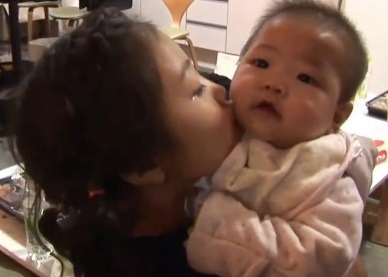 정웅인 첫째딸 세윤이 신생아시절 (+둘째딸 소윤이 셋째딸 다윤이♡) | 인스티즈