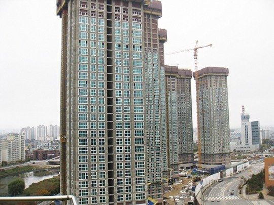 초고층 아파트로 이주하게 된 당신! 그러나 이삿날 부동산의 실수로 1층 아님 최상층으로 가야하는데.....! | 인스티즈