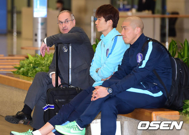 침울하게 귀국한 축구대표팀 | 인스티즈