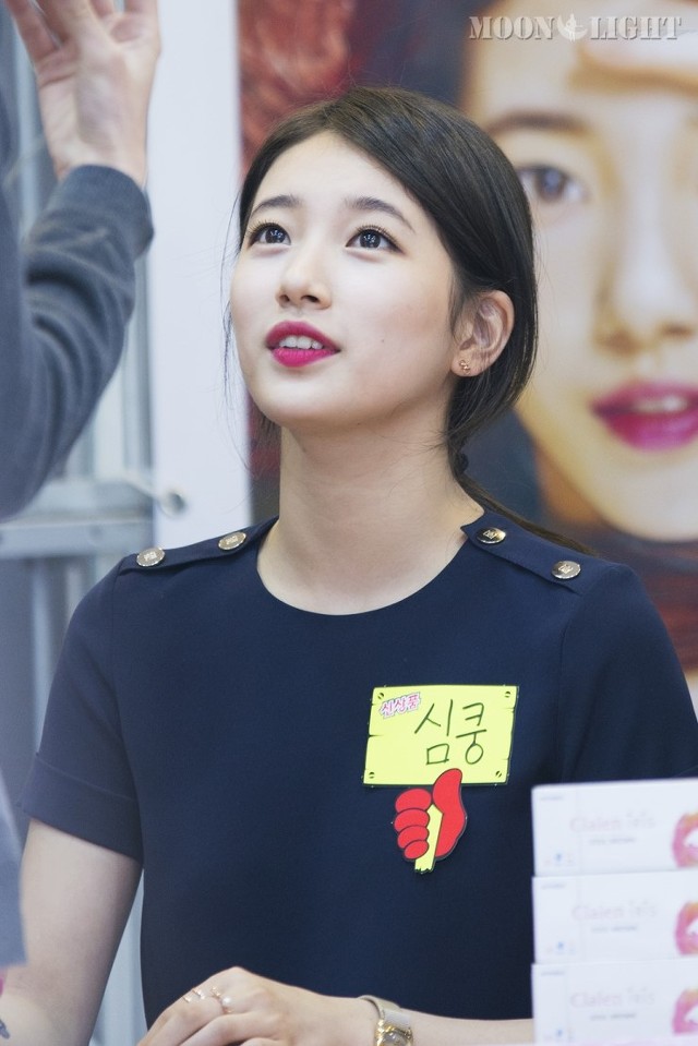 사인회에서 아이컨택 해주는 수지.gif | 인스티즈