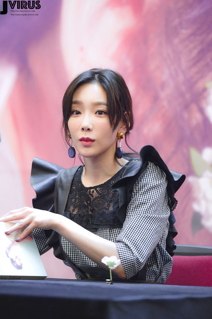 태연 팬싸인회에서 손 덜덜 떠는 팬 | 인스티즈