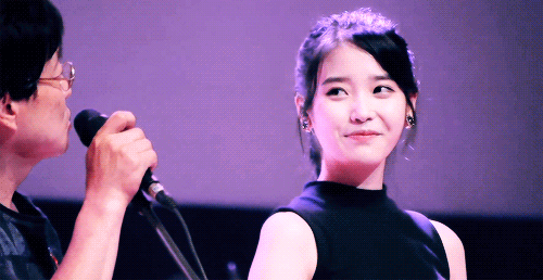 바라보는 아이유.gif | 인스티즈