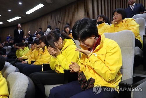 대통령 탄핵안 가결...눈물 짓는 세월호 유가족 | 인스티즈