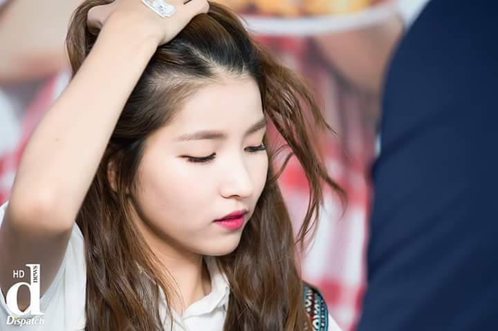 오늘자 네이버 기사에 올라온 여자친구 호식이 팬싸사진 | 인스티즈