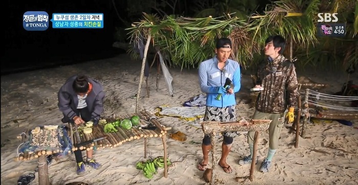 정글에서 생일을 맞은 찬성을 위해 설현이 만든 파인애플 3단케이크.jpg | 인스티즈