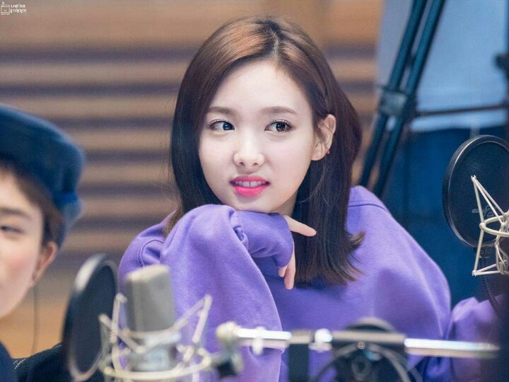 나를 쳐다보는 나연이 | 인스티즈