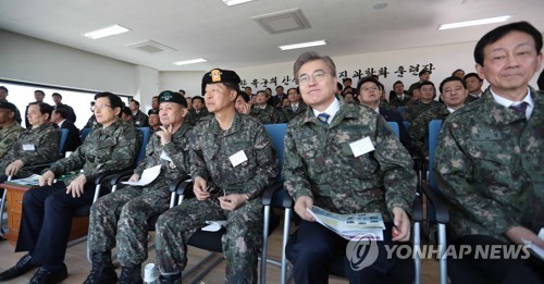 화력격멸훈련 참관하는 문재인 | 인스티즈