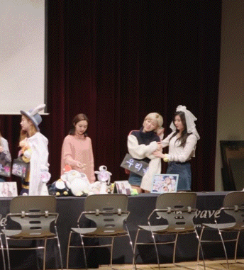 [트와이스] 장난감 가지고 노는 사나.gif | 인스티즈