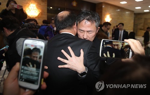 탄핵 가결 후 뜨거운 포옹 하는 표창원 의원 | 인스티즈