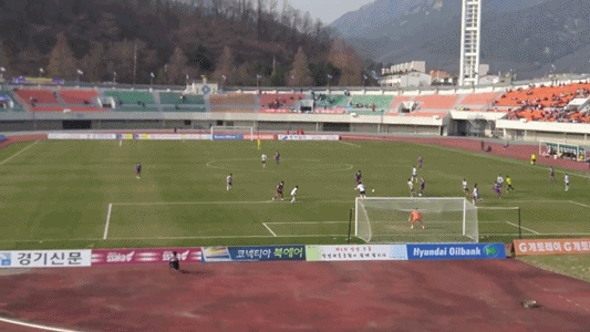 역동작 걸리고도 끝까지 포기 않는 GK 이기현.gif | 인스티즈