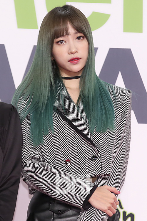 오늘자 초록색으로 염색한 하니 | 인스티즈