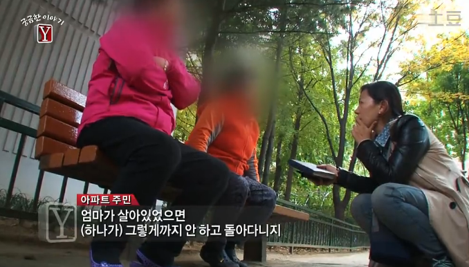 유모차 탄 아기들을 마음대로 만지고 다니는 여자 | 인스티즈