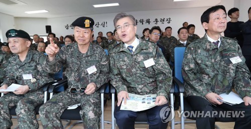 화력격멸훈련 참관하는 문재인 | 인스티즈