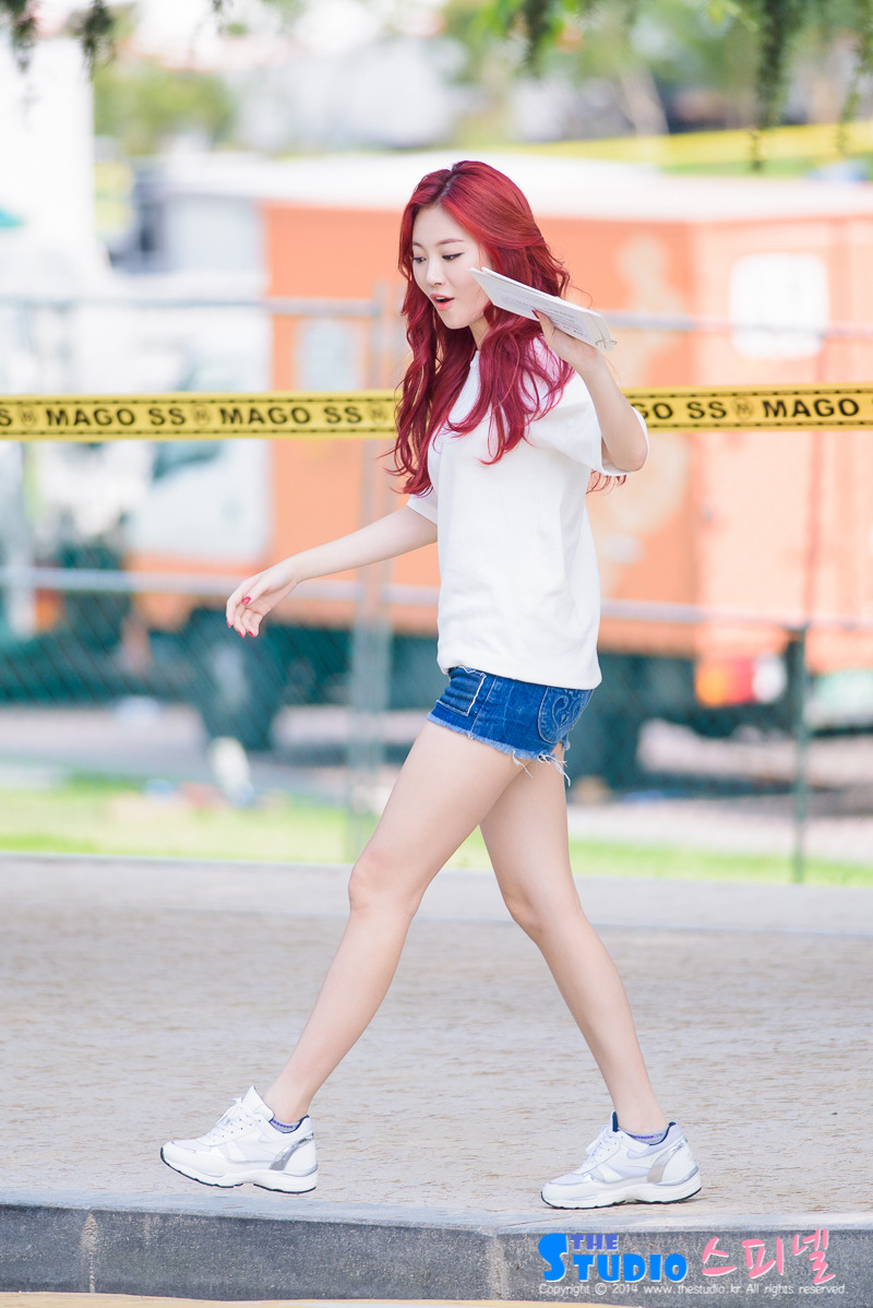 숟가락과 교감하는 유라.jpg | 인스티즈