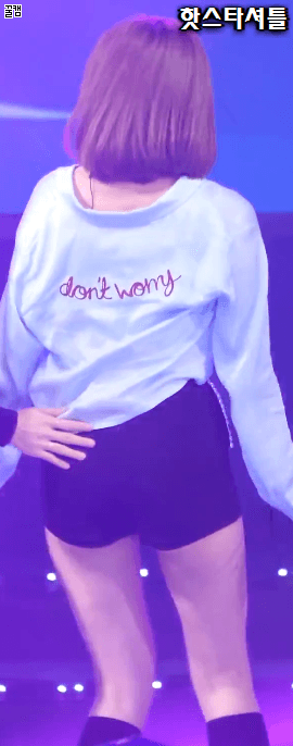 옷이 자꾸 올라가는 오하영.gif | 인스티즈