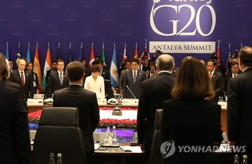 파리 테러 희생자들을 추모하고 있는 G20 각국정상들 | 인스티즈
