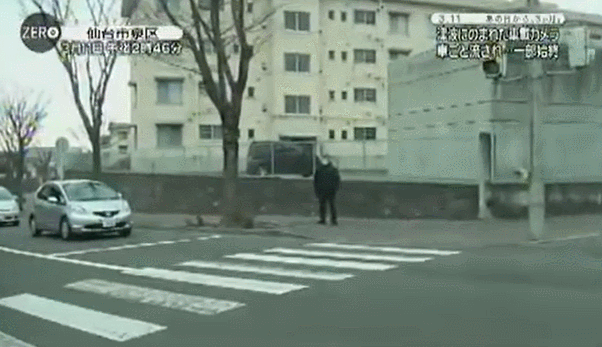 일본지진 당시 쓰나미에 속수무책으로 당하는 차안 상황.gif | 인스티즈