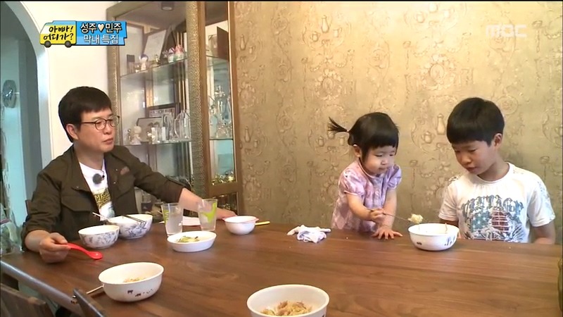 [아빠어디가] 여동생 보며 오빠미소 폭발하는 민국이.jpg | 인스티즈