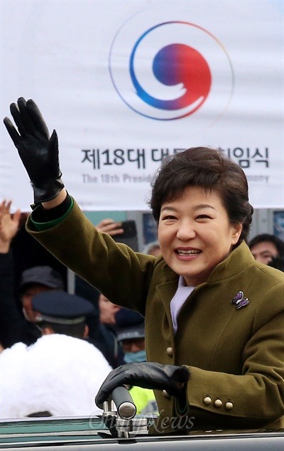 박근혜와 문재인의 카 퍼레이드 비교 | 인스티즈