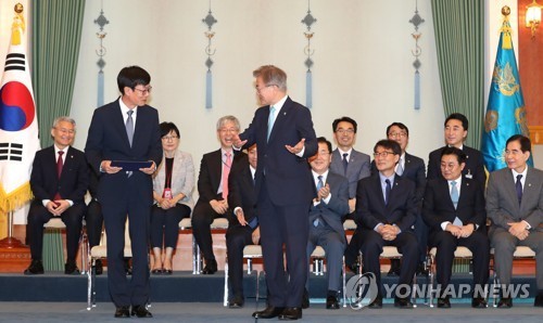 오늘 문재인 대통령과 김상조 공정위위원장 임명장 수여식 .jpg | 인스티즈