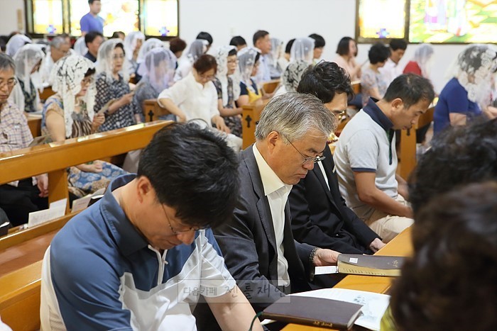 문재인 대통령 미사드리는 모습.jpg | 인스티즈