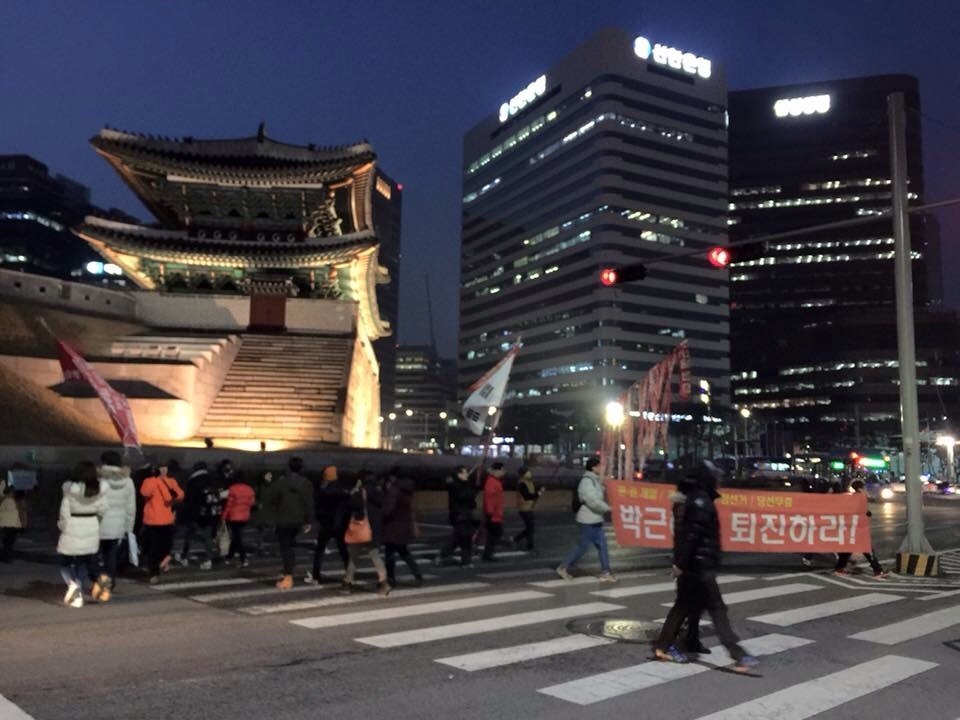 박근혜는 퇴진하라!!! 2015년 11월 28일 횃불시민연대 99차 부정선거 규탄집회 | 인스티즈
