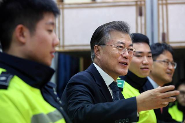 문재인, 오늘 촛불집회 참석에 앞서 의경대원 위로와 격려 | 인스티즈