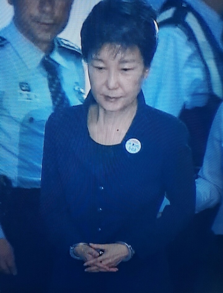수갑 찬 박근혜 | 인스티즈