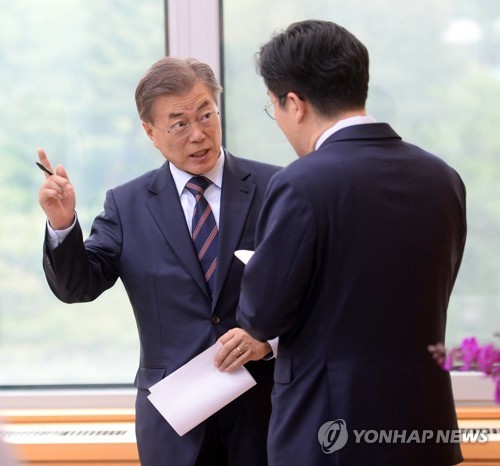 여민관 집무실 들어가는 문재인 대통령 .jpg | 인스티즈