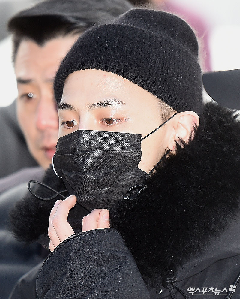 웃으면서 입대하는 지드래곤 모습.jpgif | 인스티즈