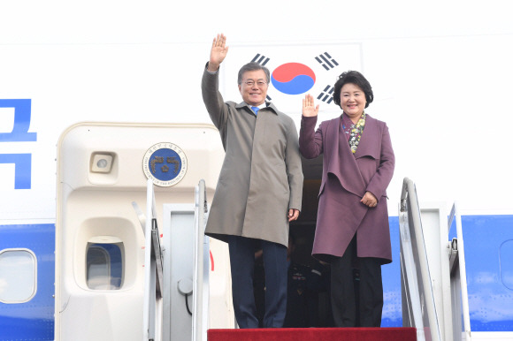 문재인 대통령님 동남아 순방 끝내고 귀국.jpg | 인스티즈