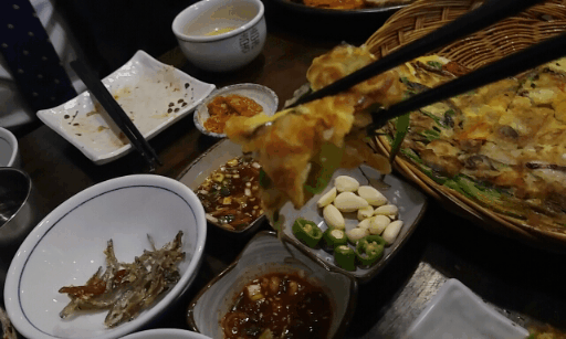 일부 경상도인들이 해물파전 먹는 법.jpgif | 인스티즈