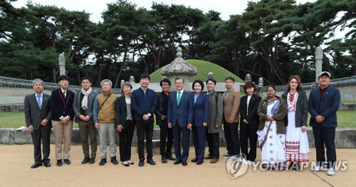 문 대통령의 세종대왕릉 방문에 동행한 악동뮤지션 수현.jpg | 인스티즈