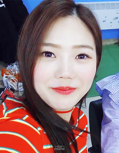 폭죽에 놀랐다가 다시 미소를 찾는 오마이걸 효정.gif | 인스티즈