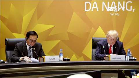 11/11 APEC 정상회의 본회의 세션에 참석한 문재인 대통령 | 인스티즈