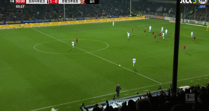 오늘자 프랑크푸르트 아브라함 다이렉트 퇴장 장면.gif | 인스티즈