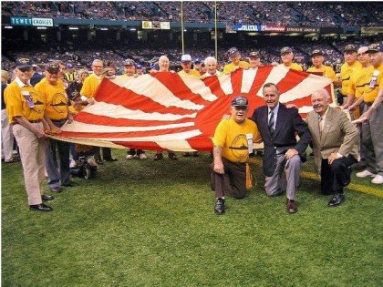 욱일기 들고 사진 찍는 미국인들 | 인스티즈