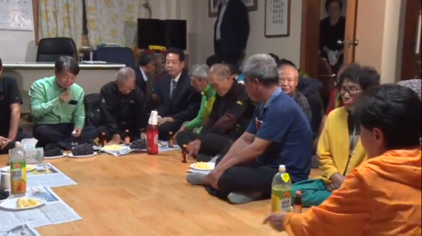 포도 만원어치 사들고 반상회가서 나눠 먹고있는 안철수 | 인스티즈