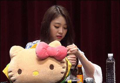 뚜껑 못 따는 지수.gif | 인스티즈