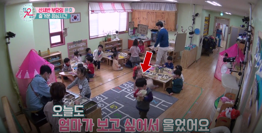 유치원에 온지 3일밖에 안되서 애착 물건 가지고 다니는 꼬마 애기.JPG | 인스티즈