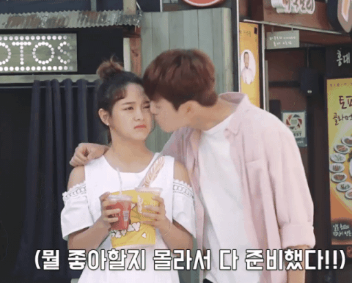 [학교2017] 뽀뽀신 구도별로 찍느라 7번이나 볼뽀뽀한 김세정 김정현.jpgif | 인스티즈