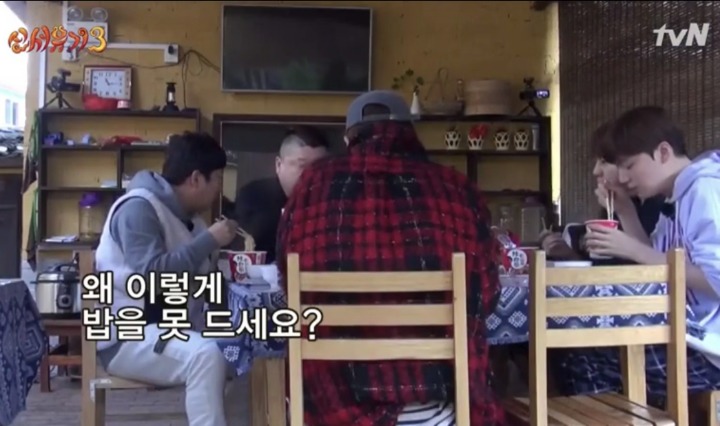 밥을 잘 못먹는 강호동을 걱정하는 이수근.JPG | 인스티즈