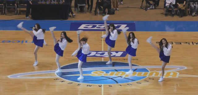 여자친구 단체 발차기 | 인스티즈