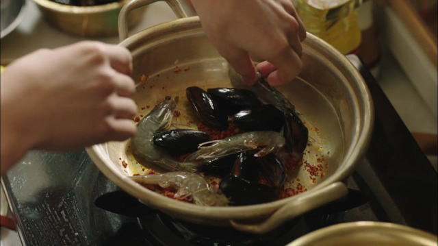 [부암동복수자들] 재벌한테 라면 한번 끓여주고 용돈 200만원 받은 라미란 아들ㅋㅋㅋㅋㅋ.gif | 인스티즈