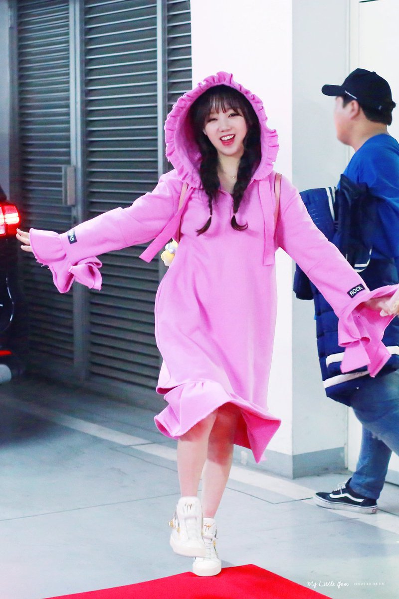 러블리즈 케이의 독특한 공항 패션.jpg | 인스티즈